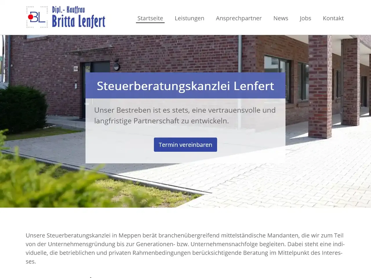 Startseite der Steuerberatungskanzlei Lenfert mit Logo, Navigation, Haupttext über vertrauensvolle Partnerschaften und einem „Termin vereinbaren“-Button. Hintergrund zeigt ein modernes Backsteingebäude mit Pflasterweg und Grünfläche.